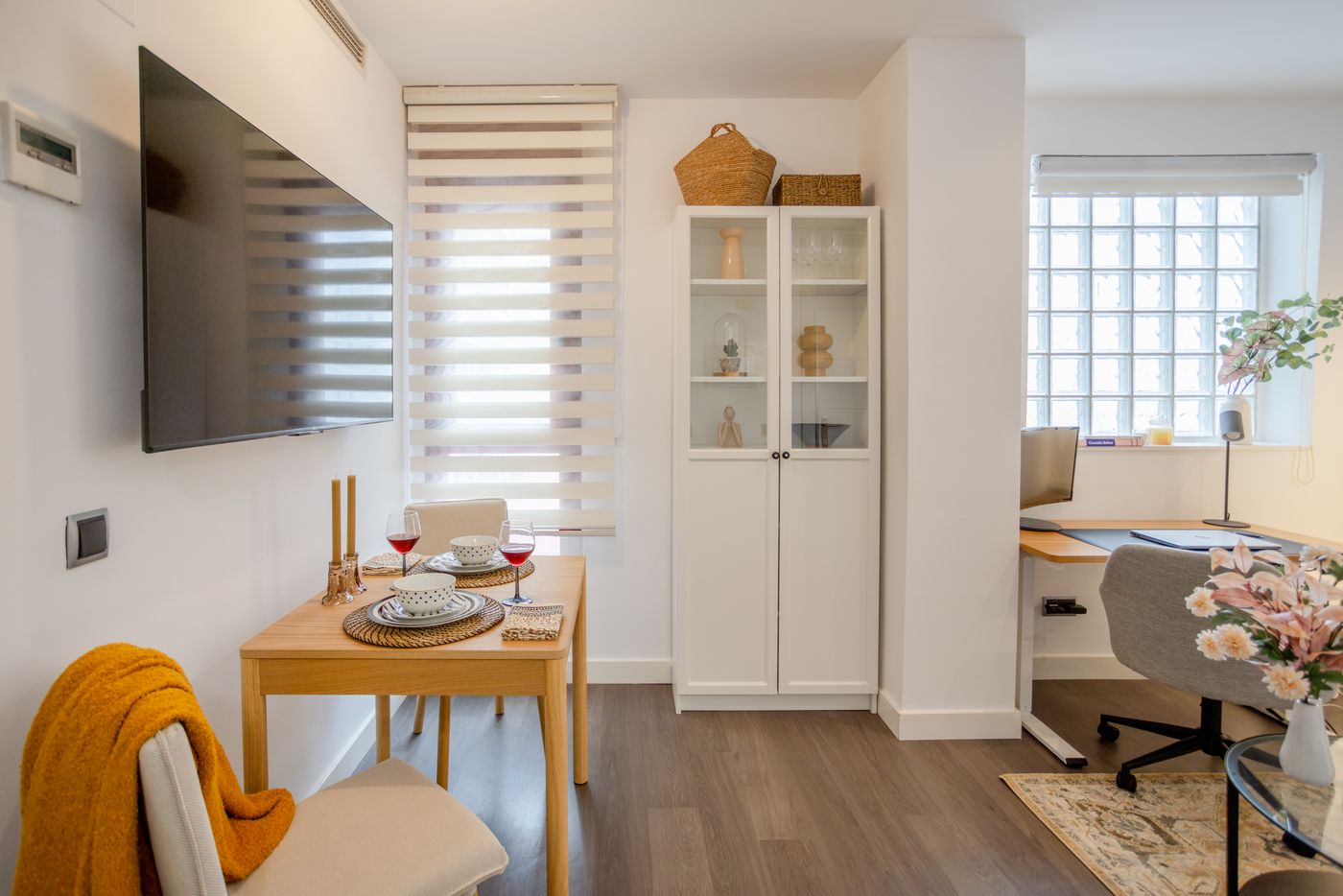 NESTIC - BERIAIN - Living room Furnished apartment with services