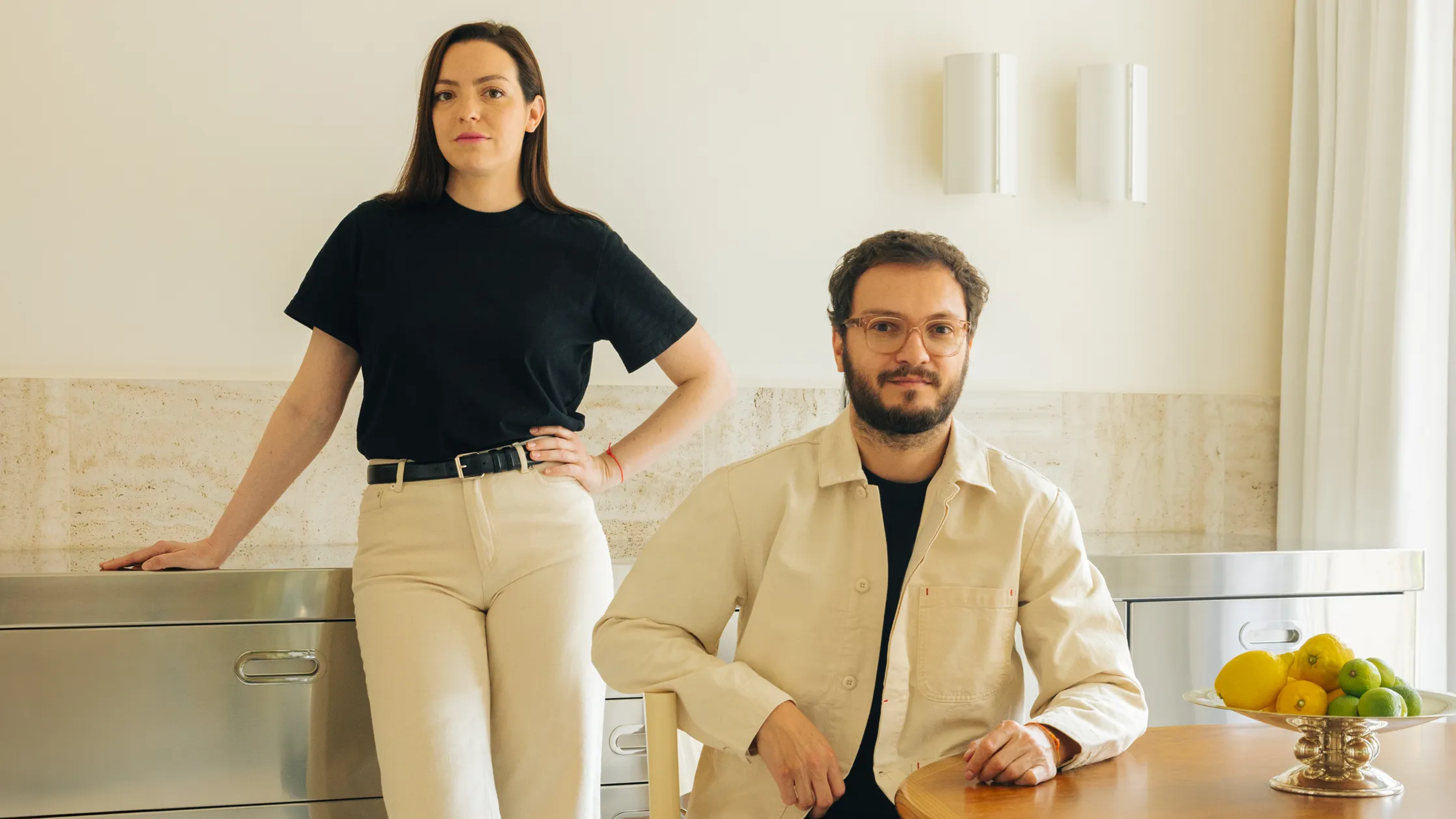 James y marina en su espacio acogedor