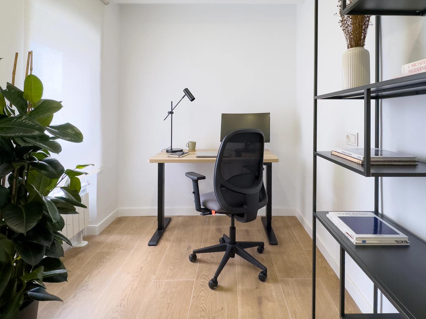 NESTIC - LAGUNARIA - Professional office with screen, elevating table and ergonomic chair