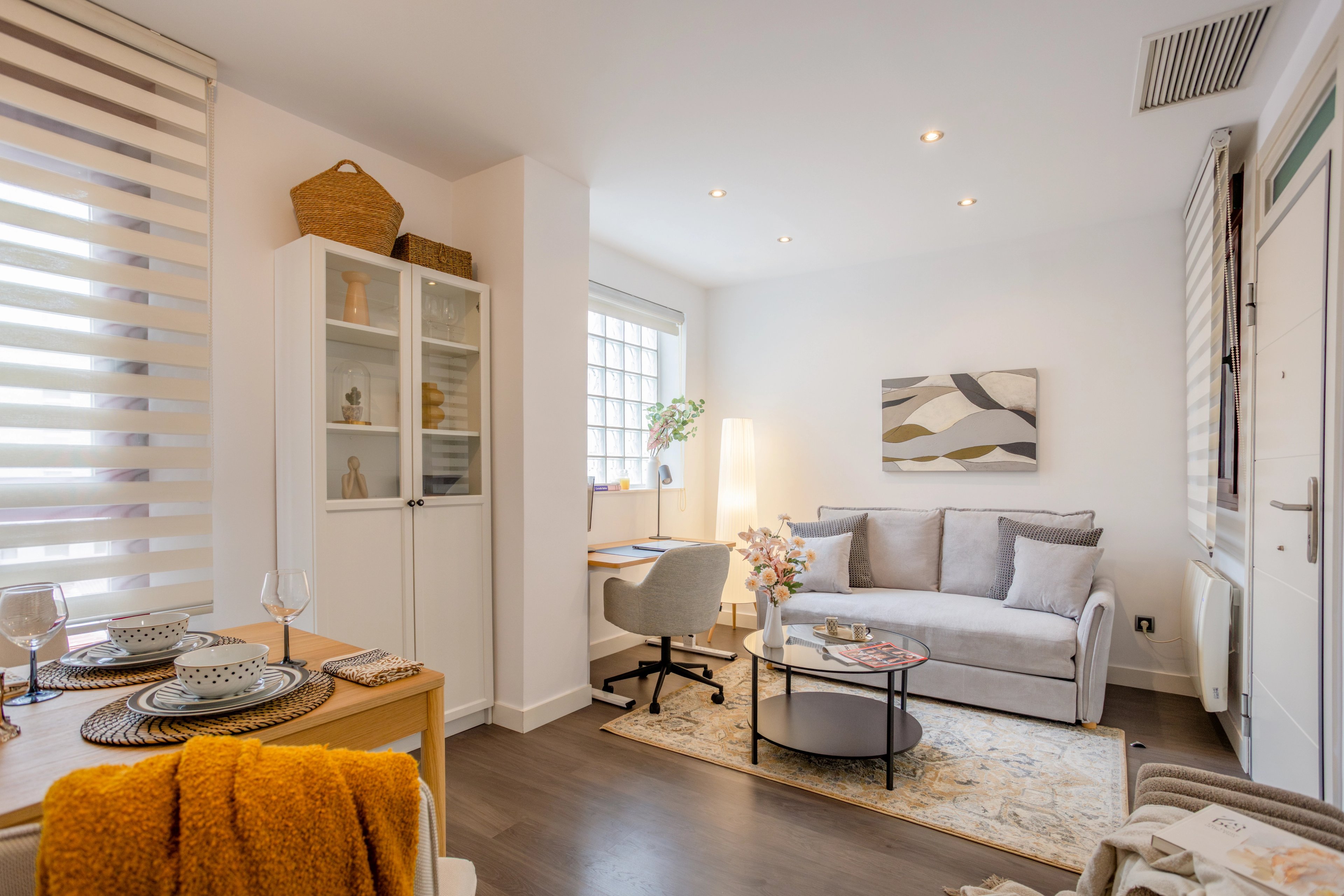 NESTIC - BERIAIN - Salón Apartamento amueblado con servicios