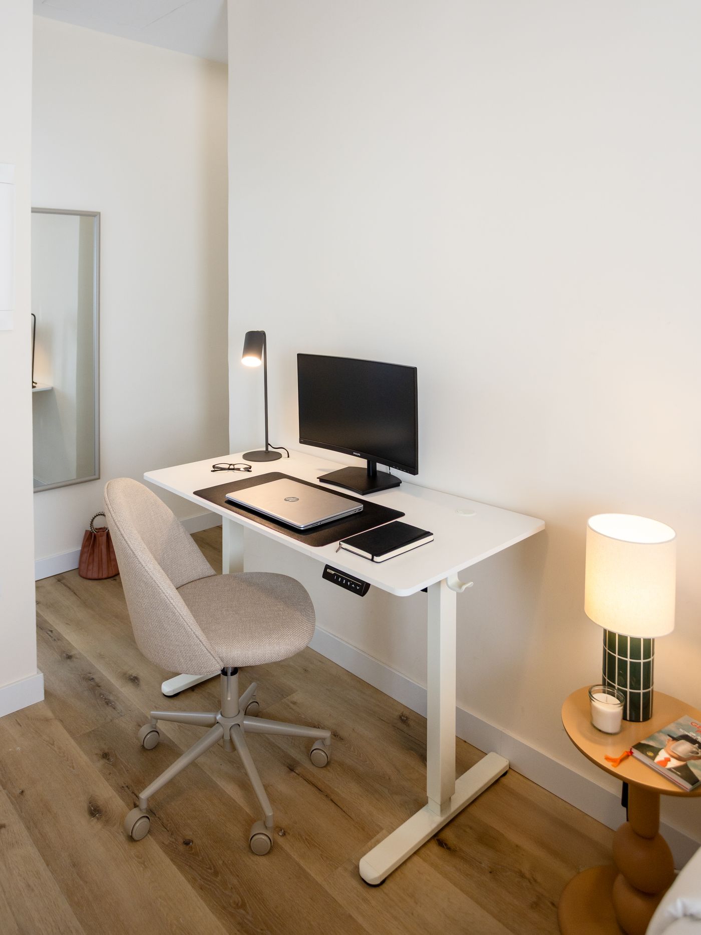 NESTIC - MORETO - Zona de trabajo Apartamento amueblado con servicios