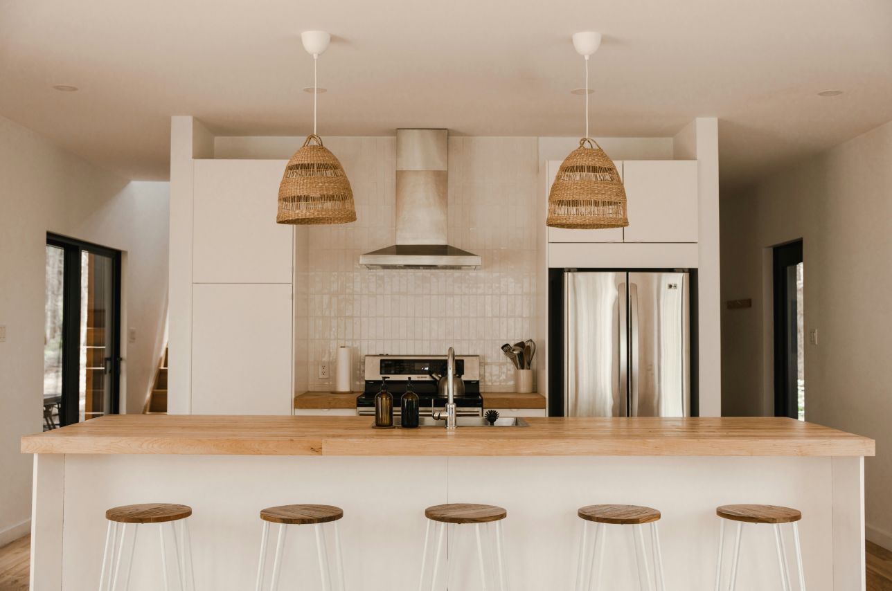 Sala de estar con luz natural y tonos neutros