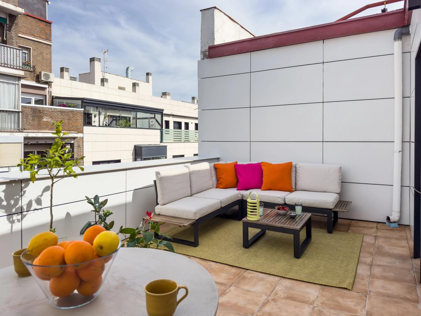 NESTIC - MORETO - Terraza Apartamento amueblado con servicios