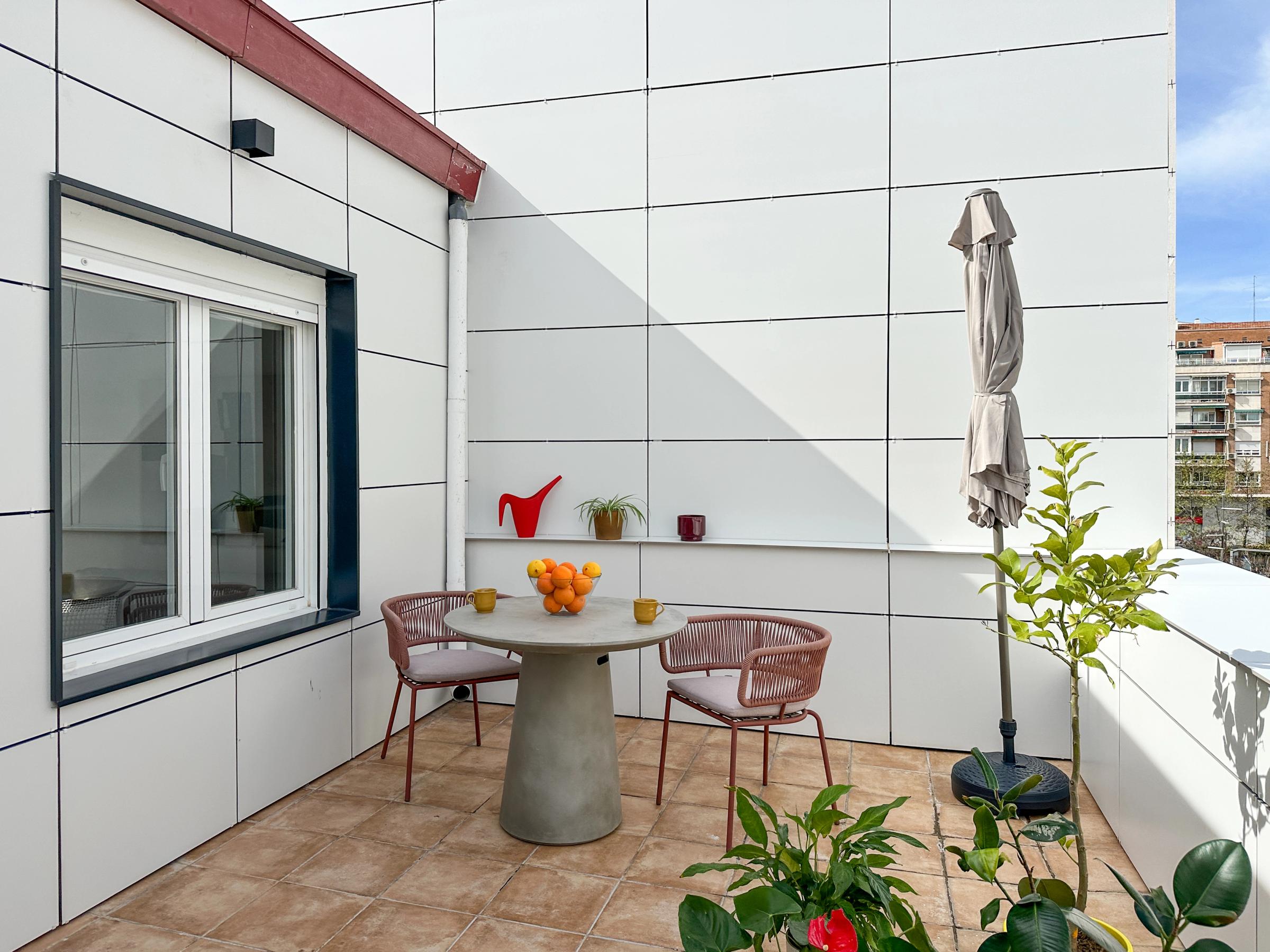 NESTIC - MORETO - Terraza Apartamento amueblado con servicios