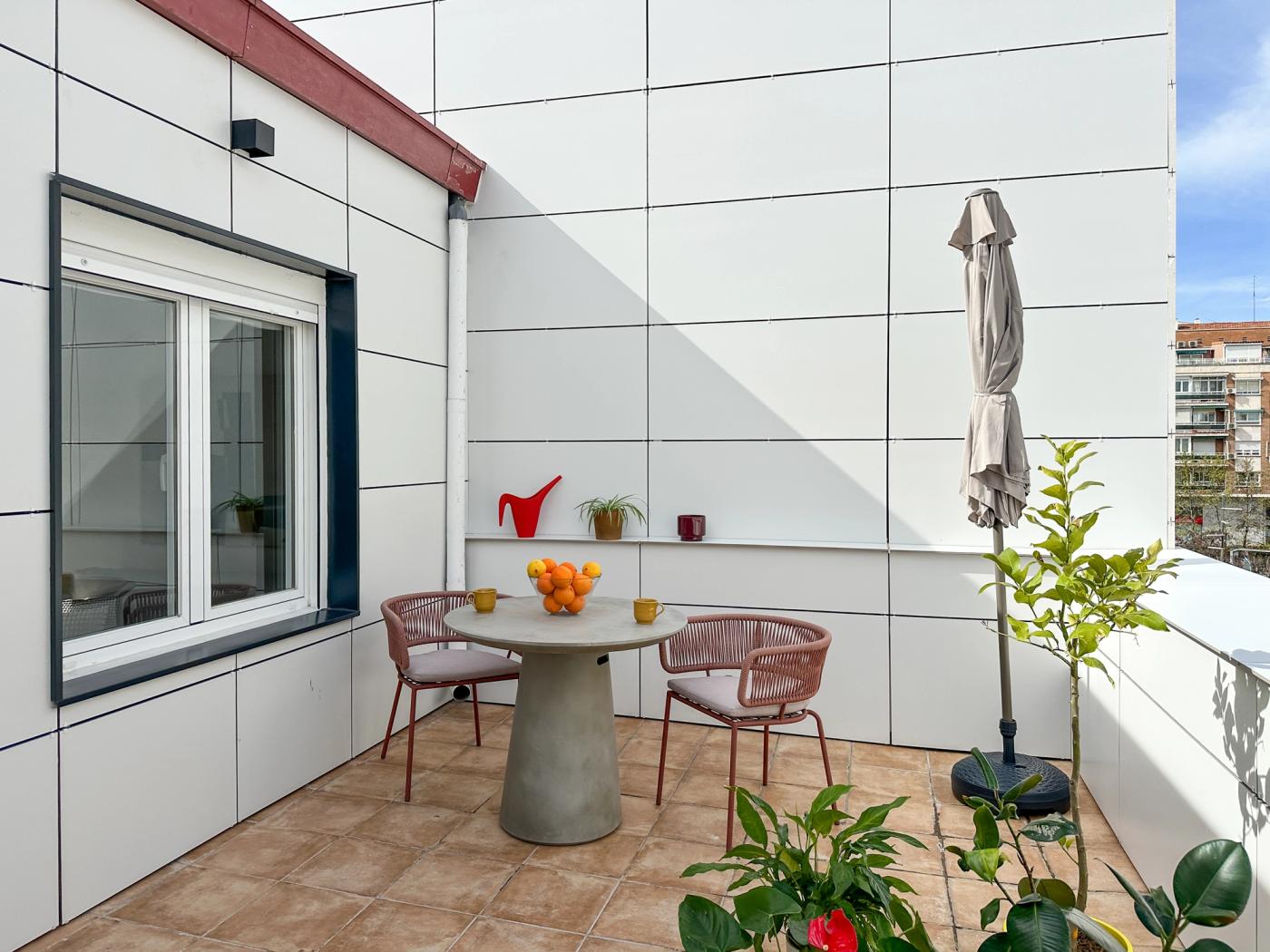 NESTIC - MORETO - Terraza Apartamento amueblado con servicios