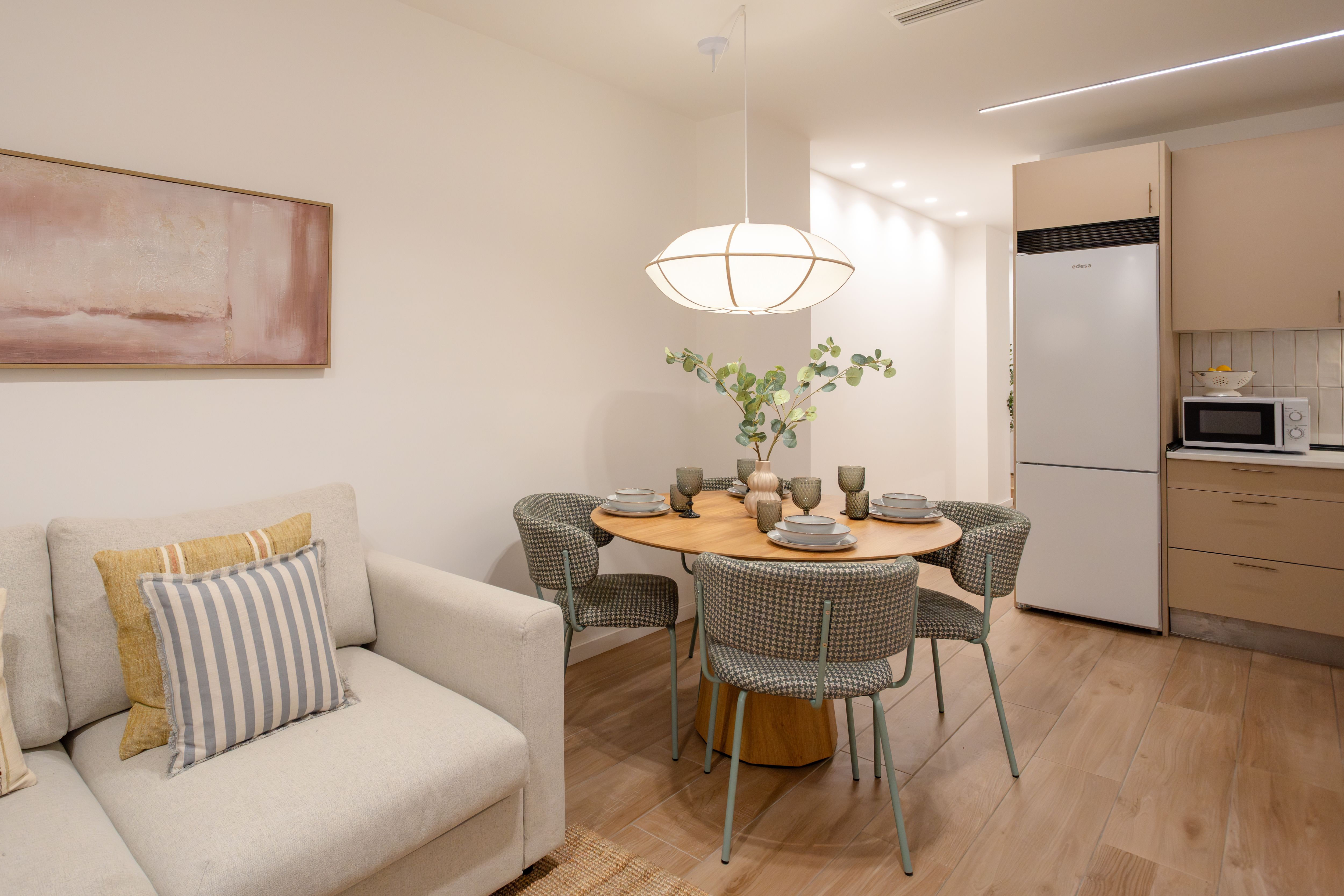 NESTIC - BELLIDO - Comedor apartamento amueblado con servicios