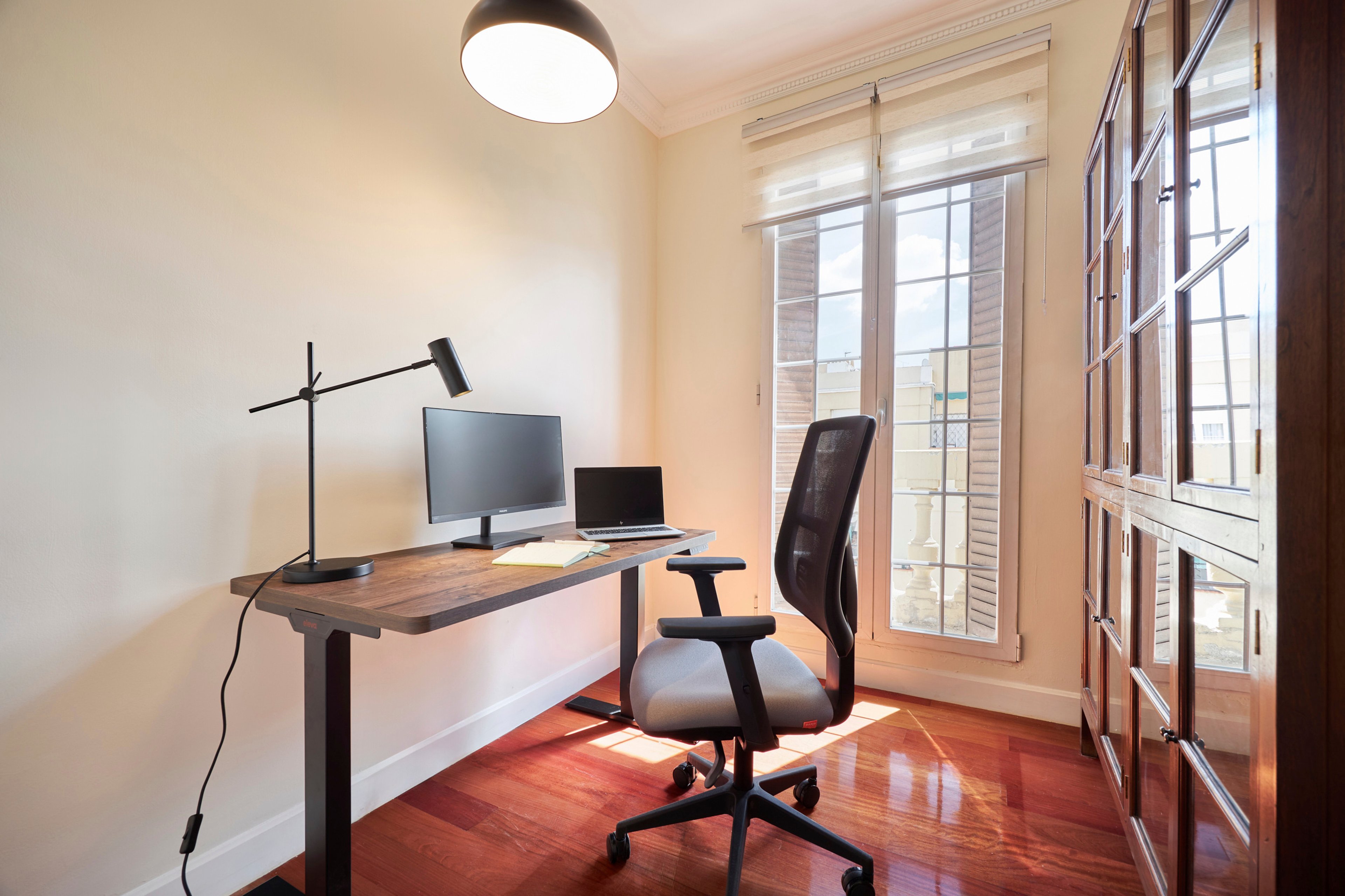 NESTIC - BRIGADIER - Despacho profesional con pantalla, mesa elevable y silla ergonómica