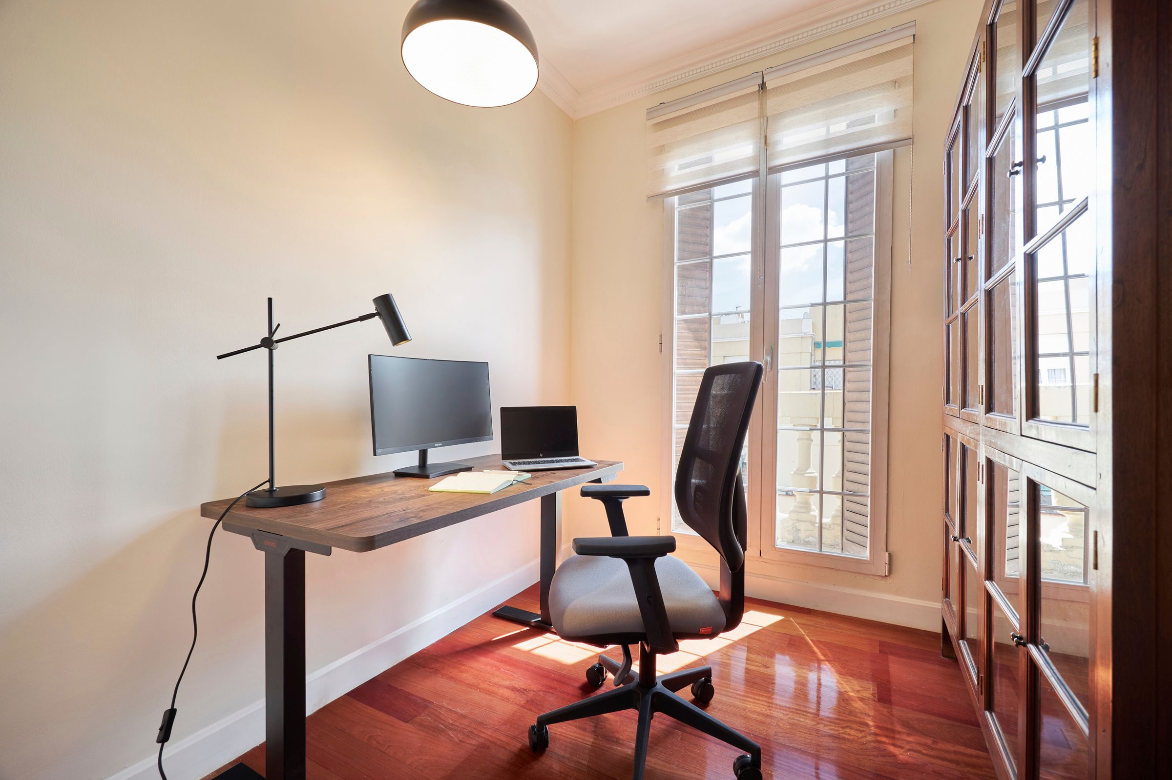 NESTIC - BRIGADIER - Professional office with screen, elevating table and ergonomic chair