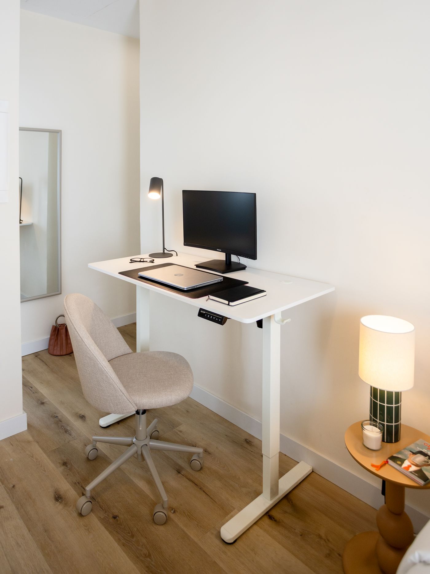 NESTIC - MORETO - Zona de trabajo Apartamento amueblado con servicios