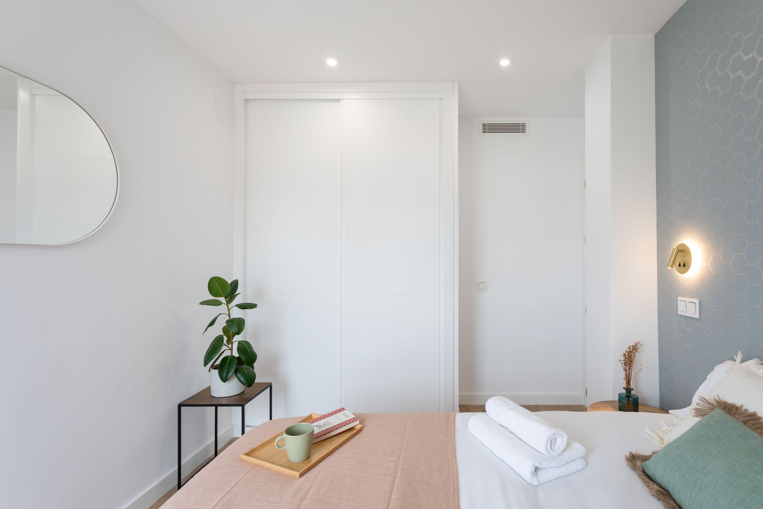 NESTIC - LAGUNARIA - Dormitorio con cama de matrimonio y armarios empotrados