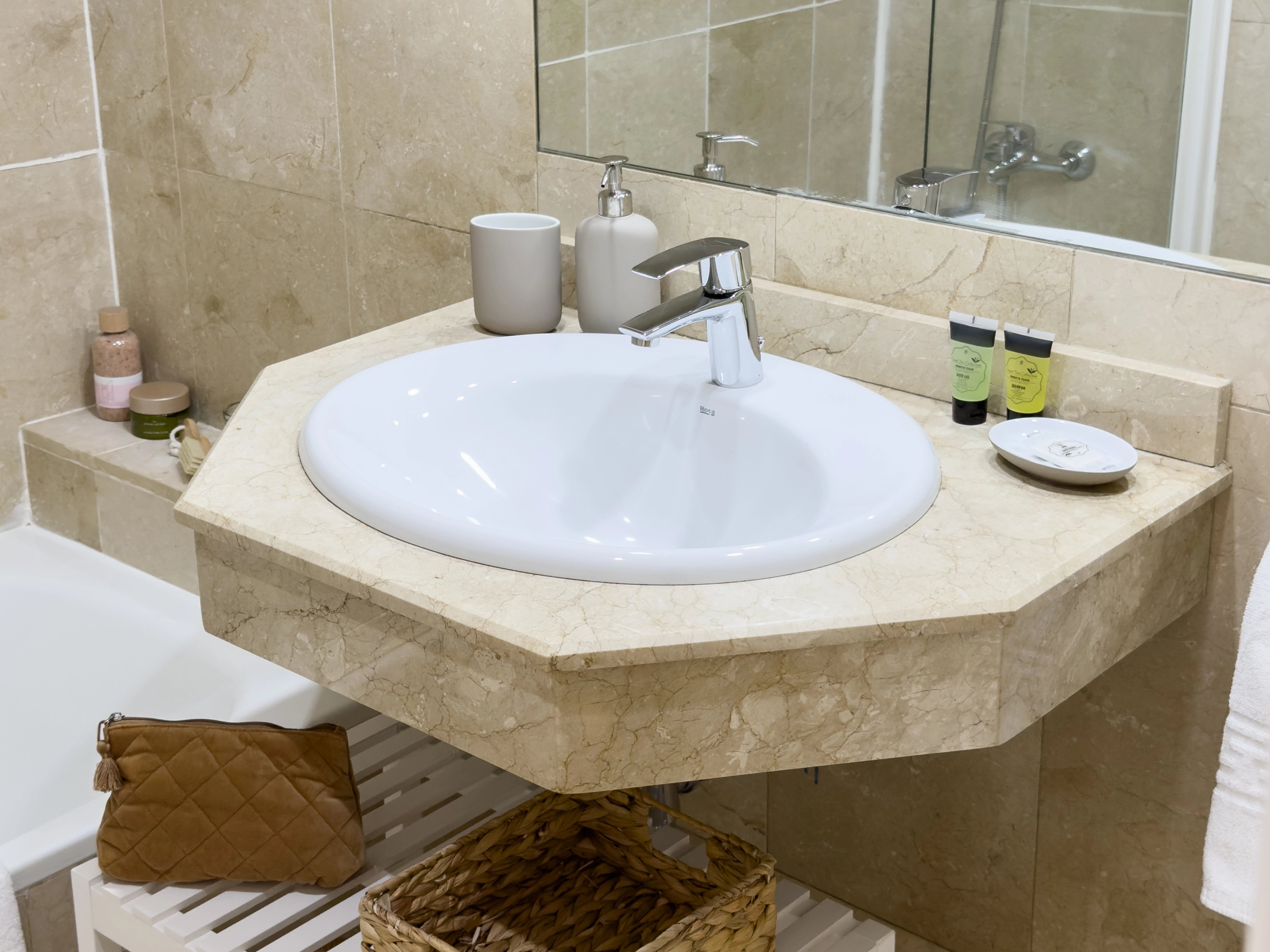 NESTIC - LANUZA - Baño apartamento amueblado con servicios