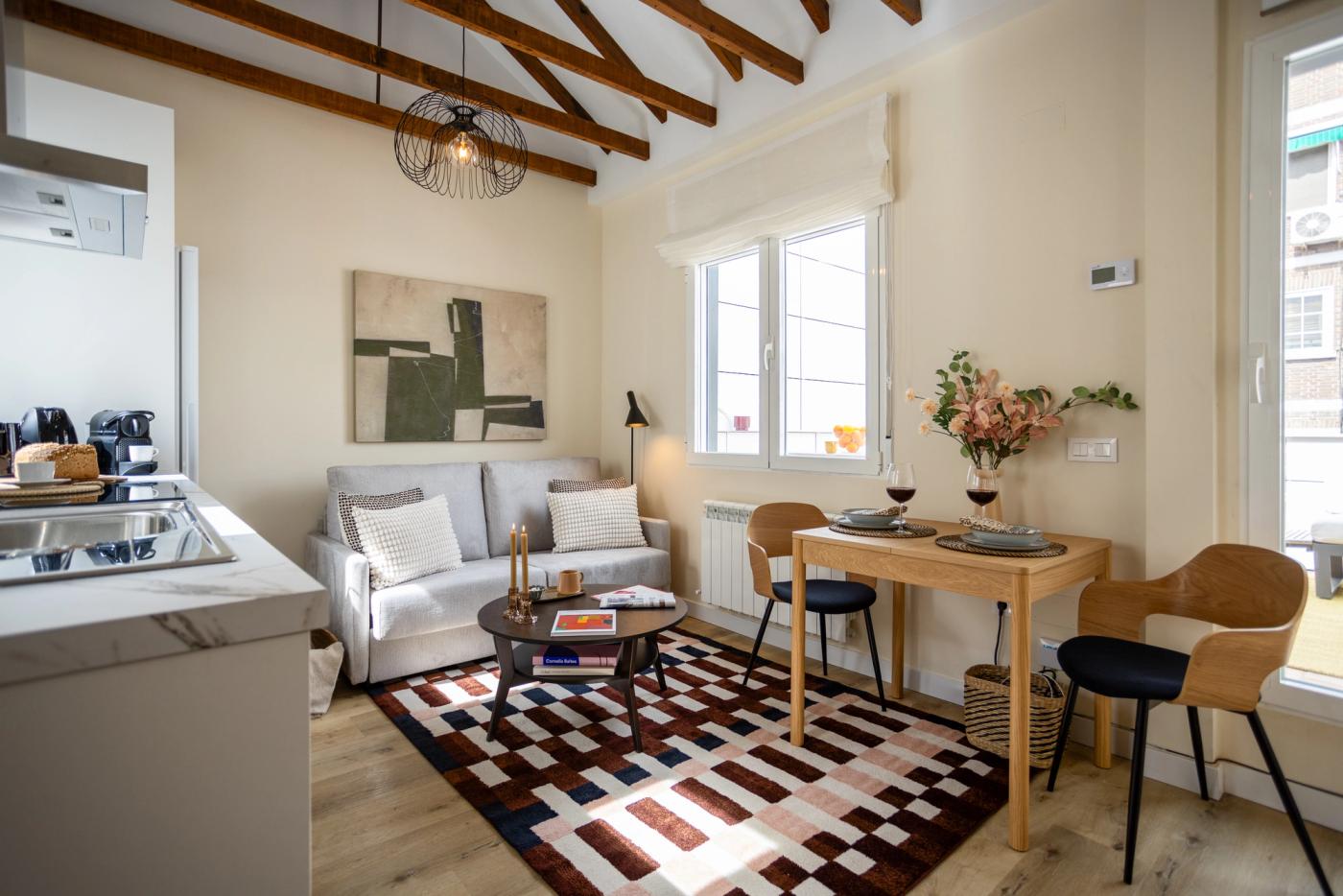 NESTIC - MORETO - Salón Apartamento amueblado con servicios