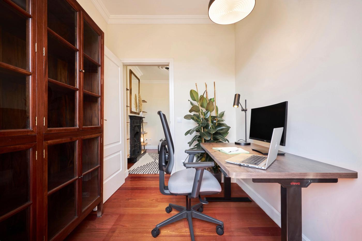 NESTIC - BRIGADIER - Professional office with screen, elevating table and ergonomic chair