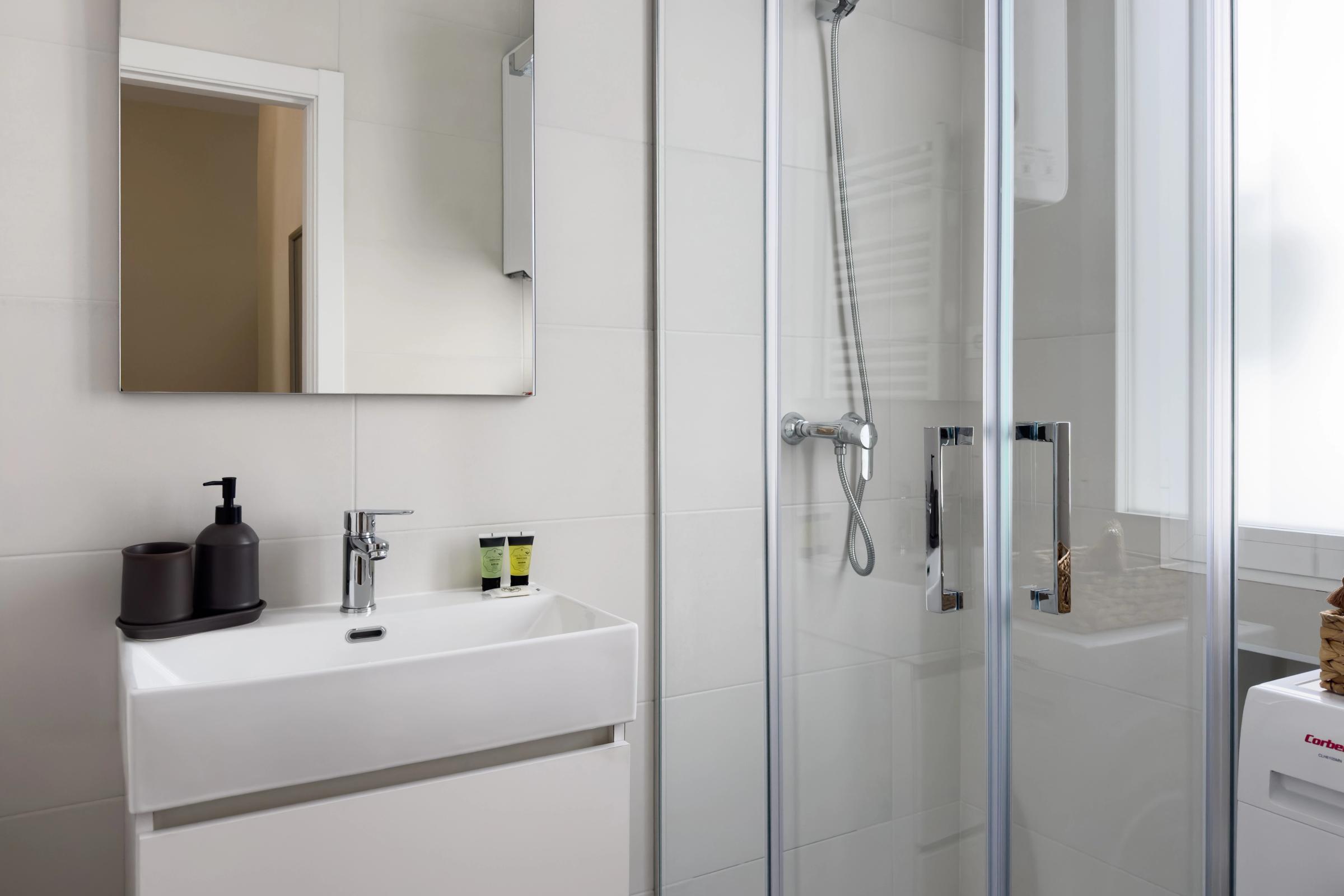 NESTIC - MORETO - Baño Apartamento amueblado con servicios