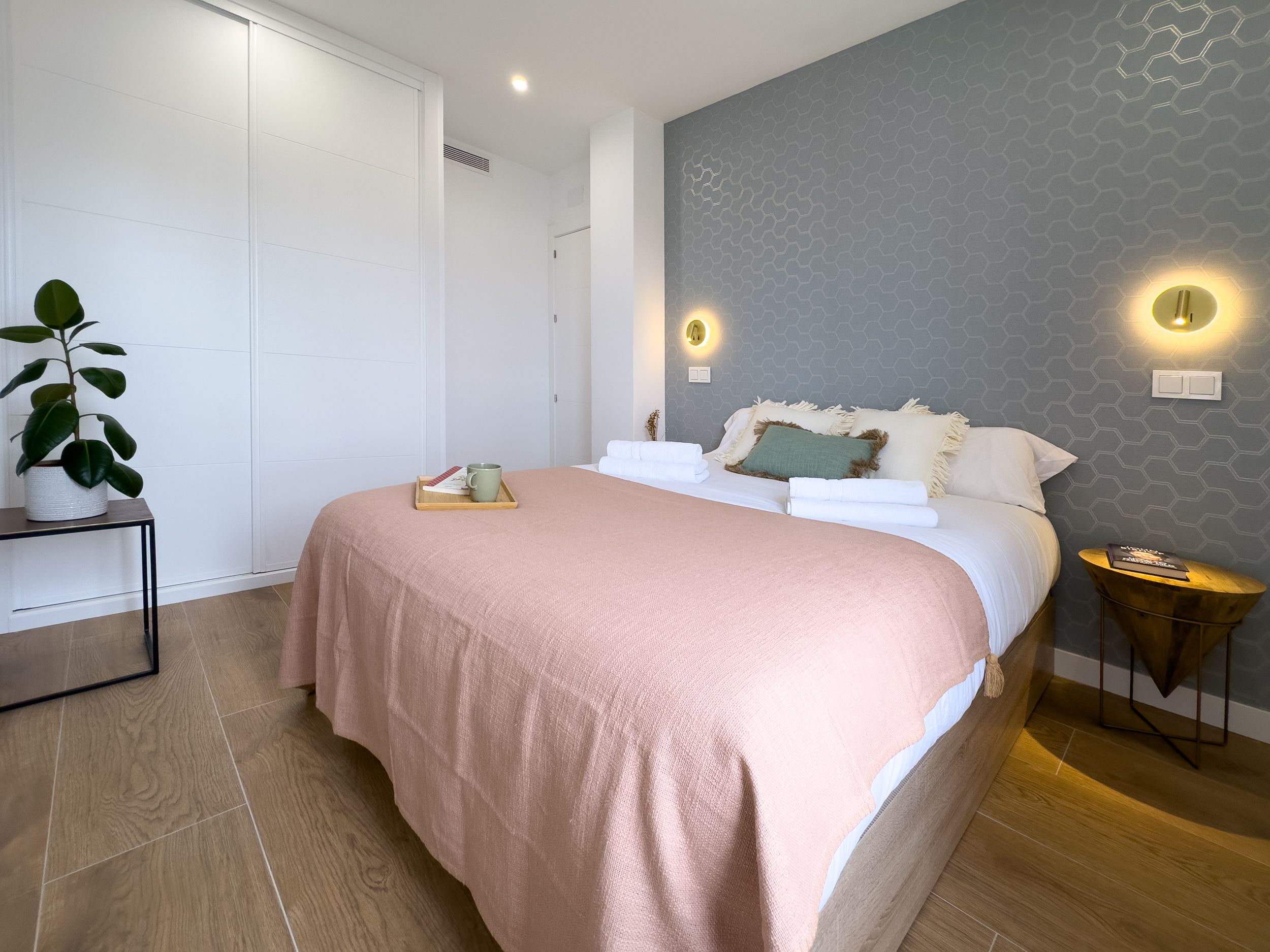 NESTIC - LAGUNARIA - Dormitorio con cama de matrimonio y armarios empotrados