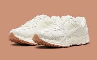 The pants nike Air Zoom Vomero 5 Surfaces in Sail and Gum