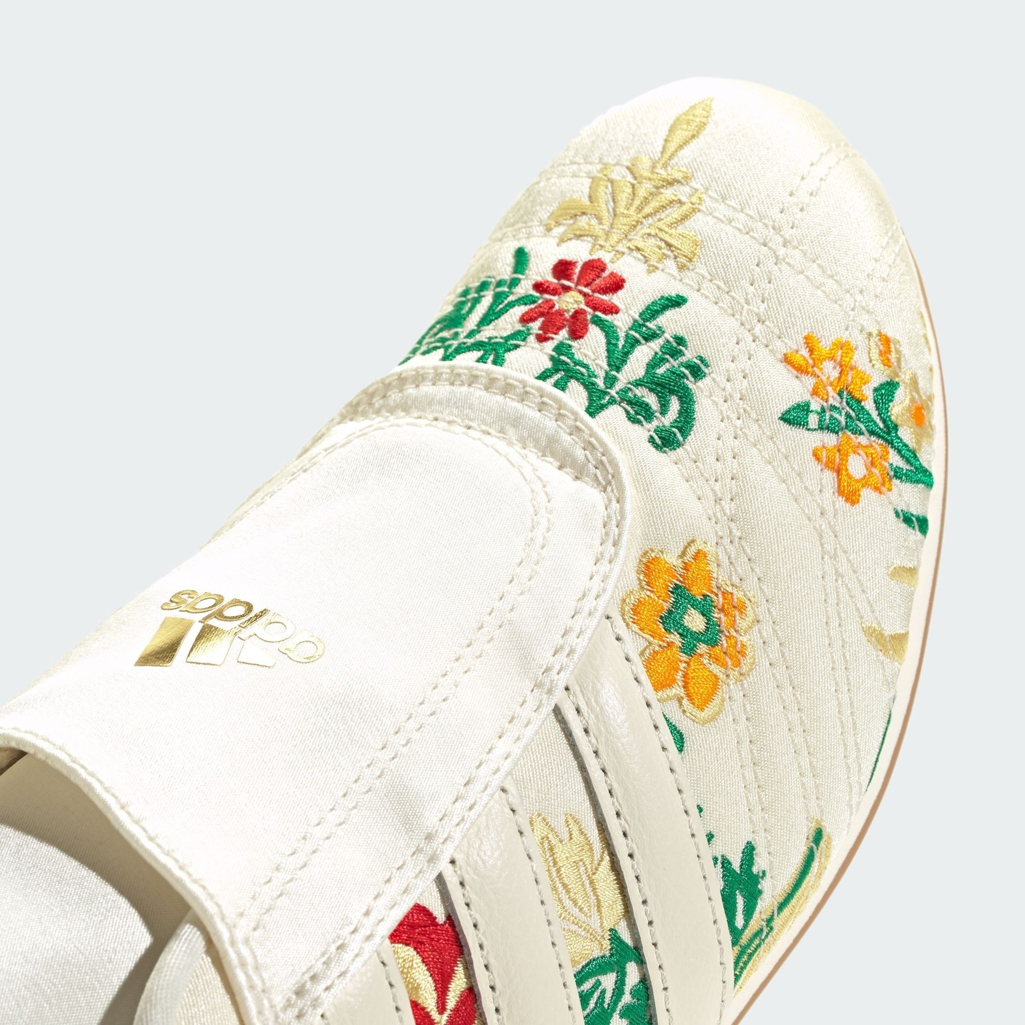 adidas トレフォイル　刺繍　花柄　総柄　ハイネック　トラック　ジャケット adidas トレフォイル 刺繍 花柄 総柄 ハイネック トラック