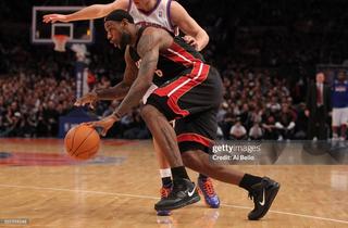LeBron-James-Wearing-Nike-LeBron-8-Black-White-PE-vs-Knicks-Dec-17-2010