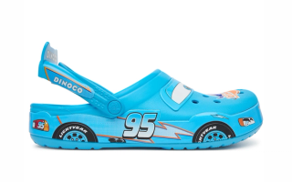 Cars x Crocs Classic Clog "Lightning McQueen Dinoco" (SKU: 213582-90H). Photo via MODIVO.