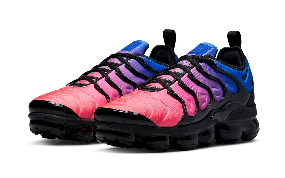 Pink and black vapormax on sale plus