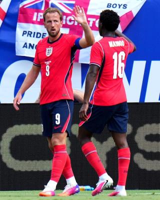 Harry Kane wearing the "Sunset" Skechers SKX_2. Photo via England.