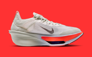 Men's Nike Alphafly 4 "Sea Glass/Laser Crimson" (SKU: IU4686-002). Photo via Nike.