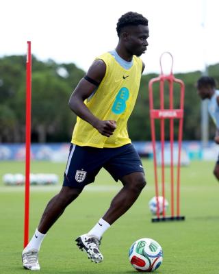 Bukayo Saka wearing the New Balance Furon v9 by Stone Island. Photo via England.