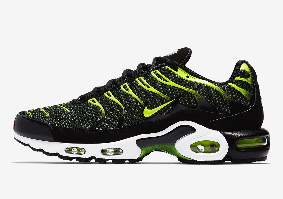 nike air max plus black and volt