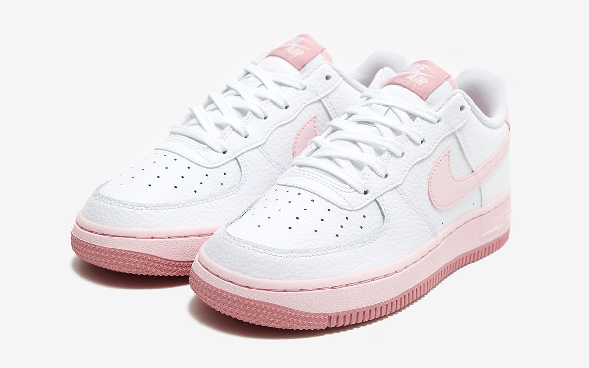 White nikes clearance with pink soles