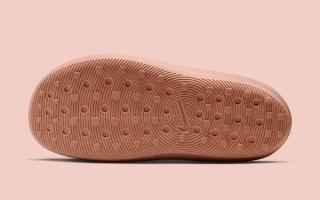 Outsole of the Women's Nike ReactX Rejuven8 Slide in a "Rose Gold" color scheme.