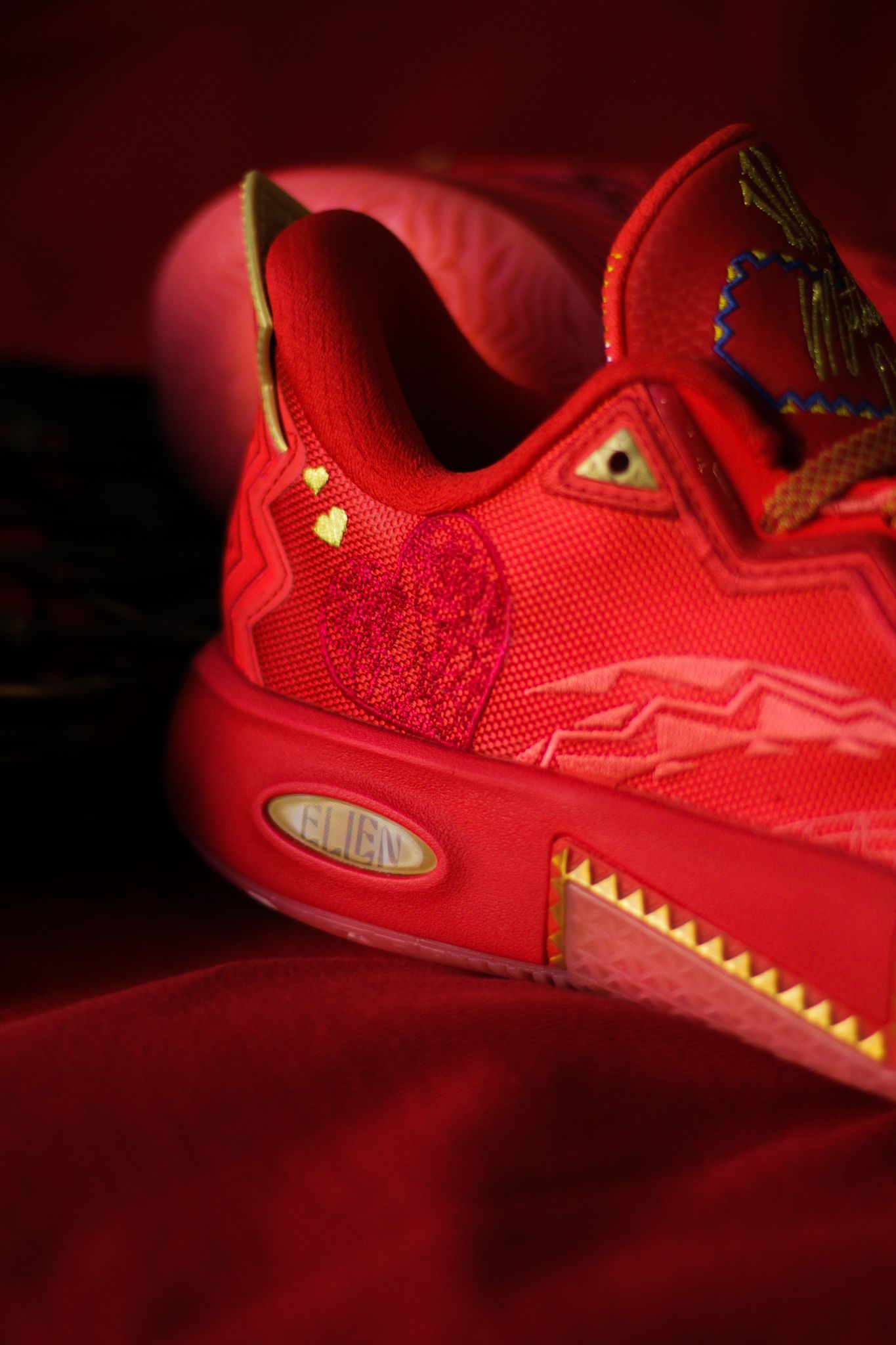 Kyrie and Sneaker Room display picture 1