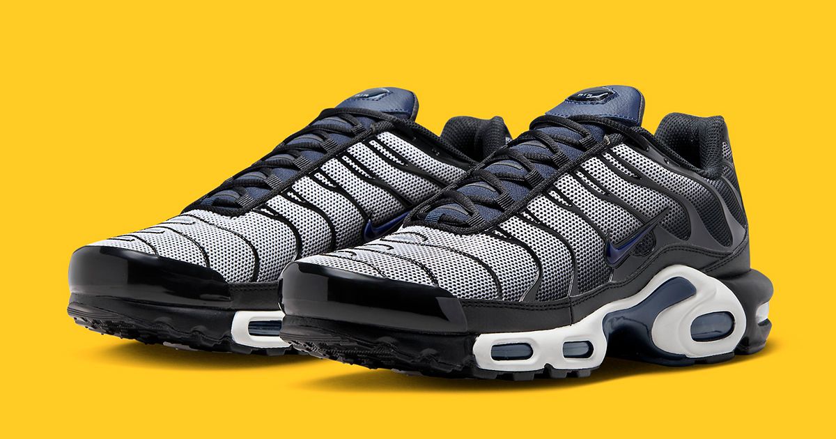 nike air max plus spray black and white