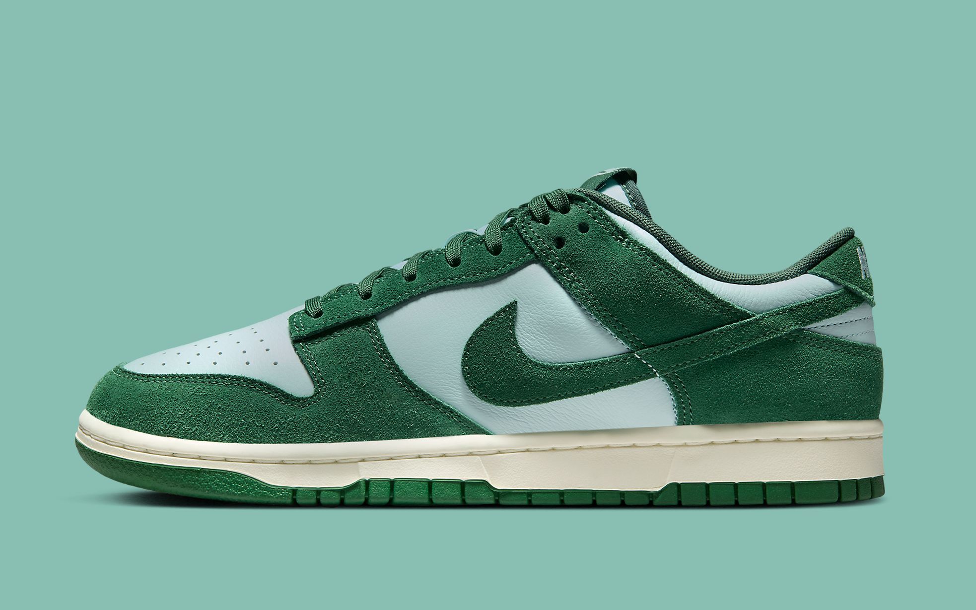 Nike Dunk Low “Team Dark Green” Surfaces Ahead of Summer