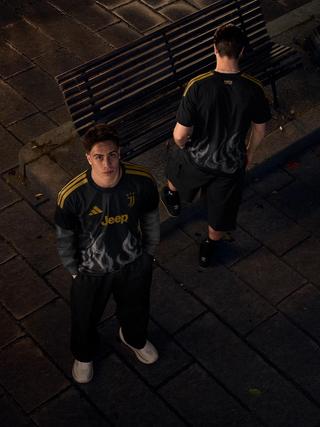 JUVENTUS 26/27 THIRD JERSEY, IN A BLACK-GOLD COLOR. PHOTO VIA JUVENTUS.