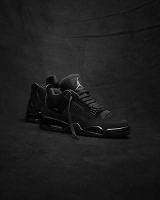 Air Jordan 4 "Black Cat" retro.