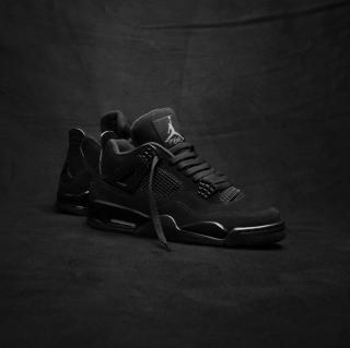 Air Jordan 4 "Black Cat" retro.