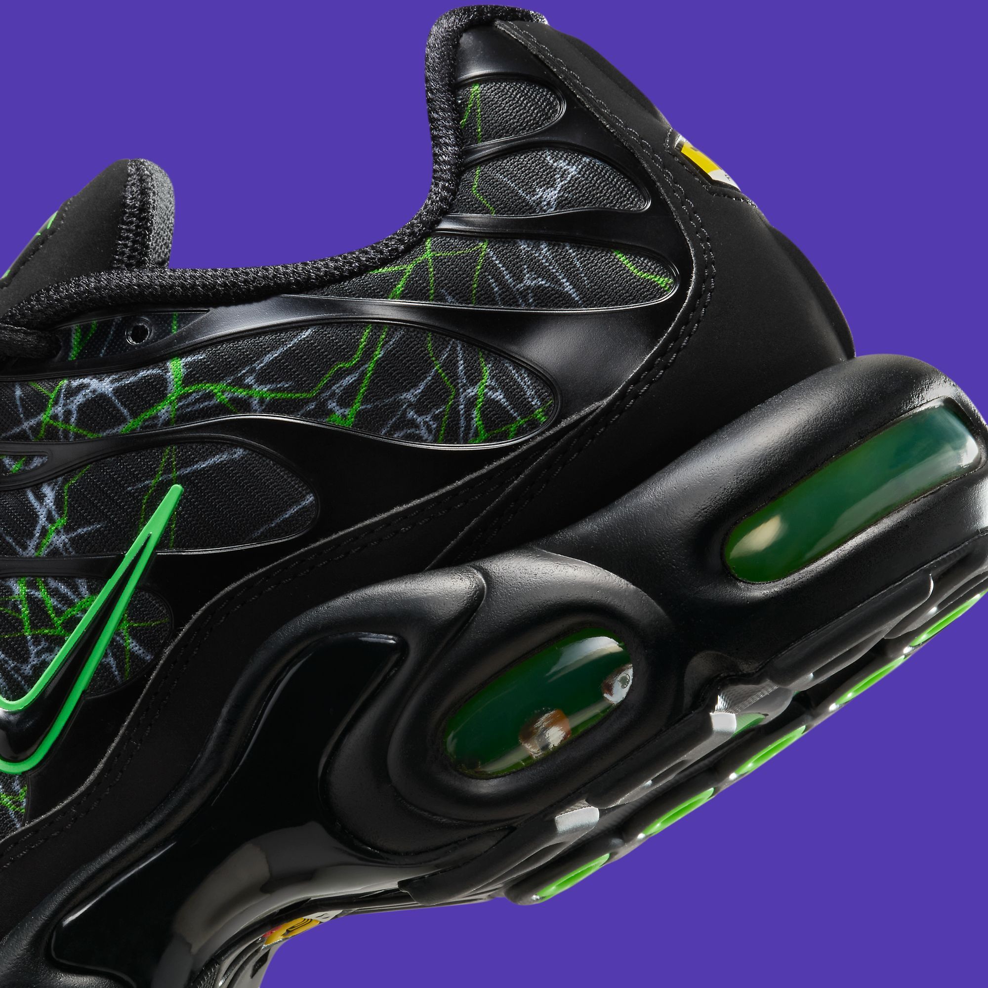 nike tuned 1 black white green strike