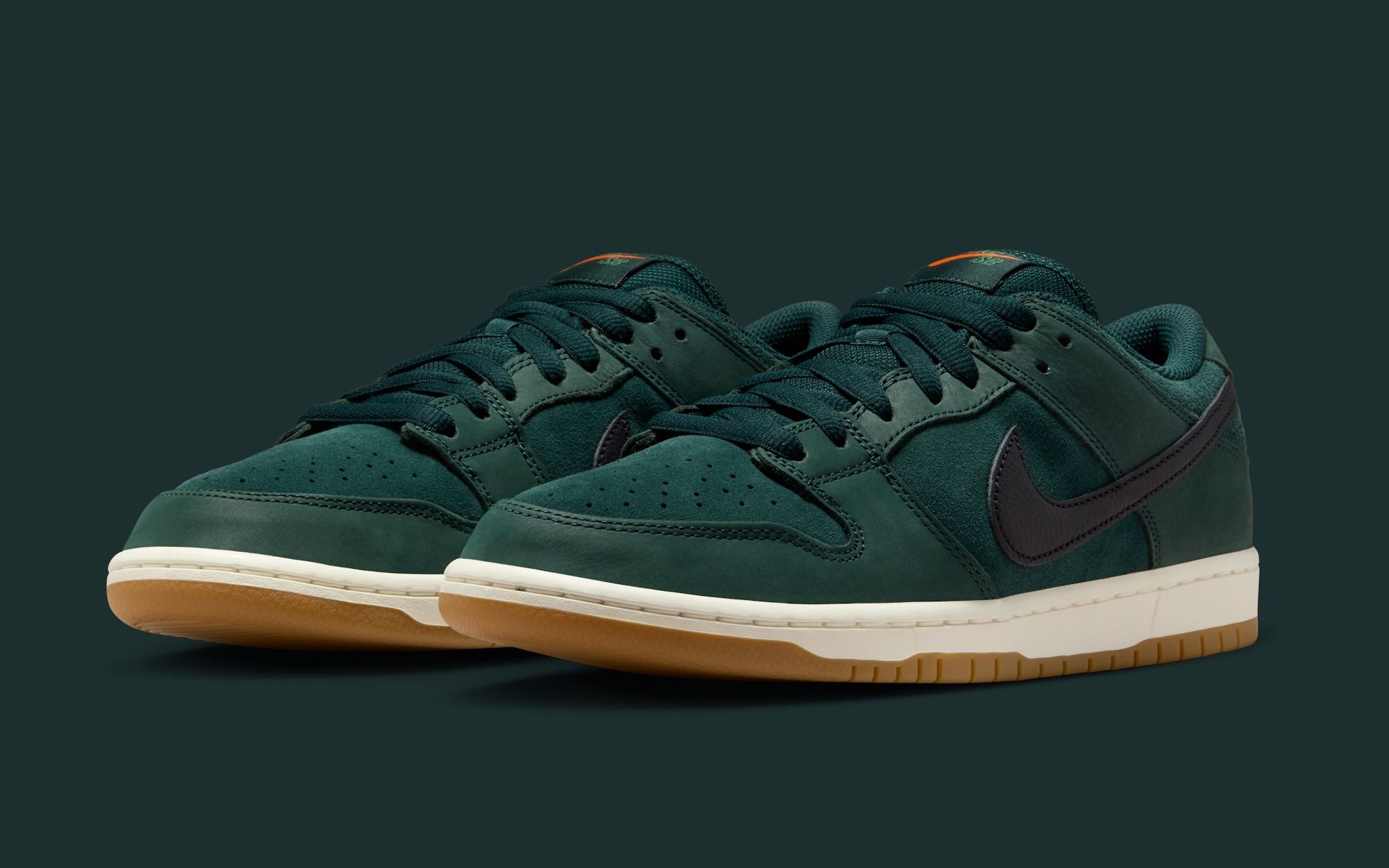 On Foot Look // Supreme x Nike SB Dunk Low 