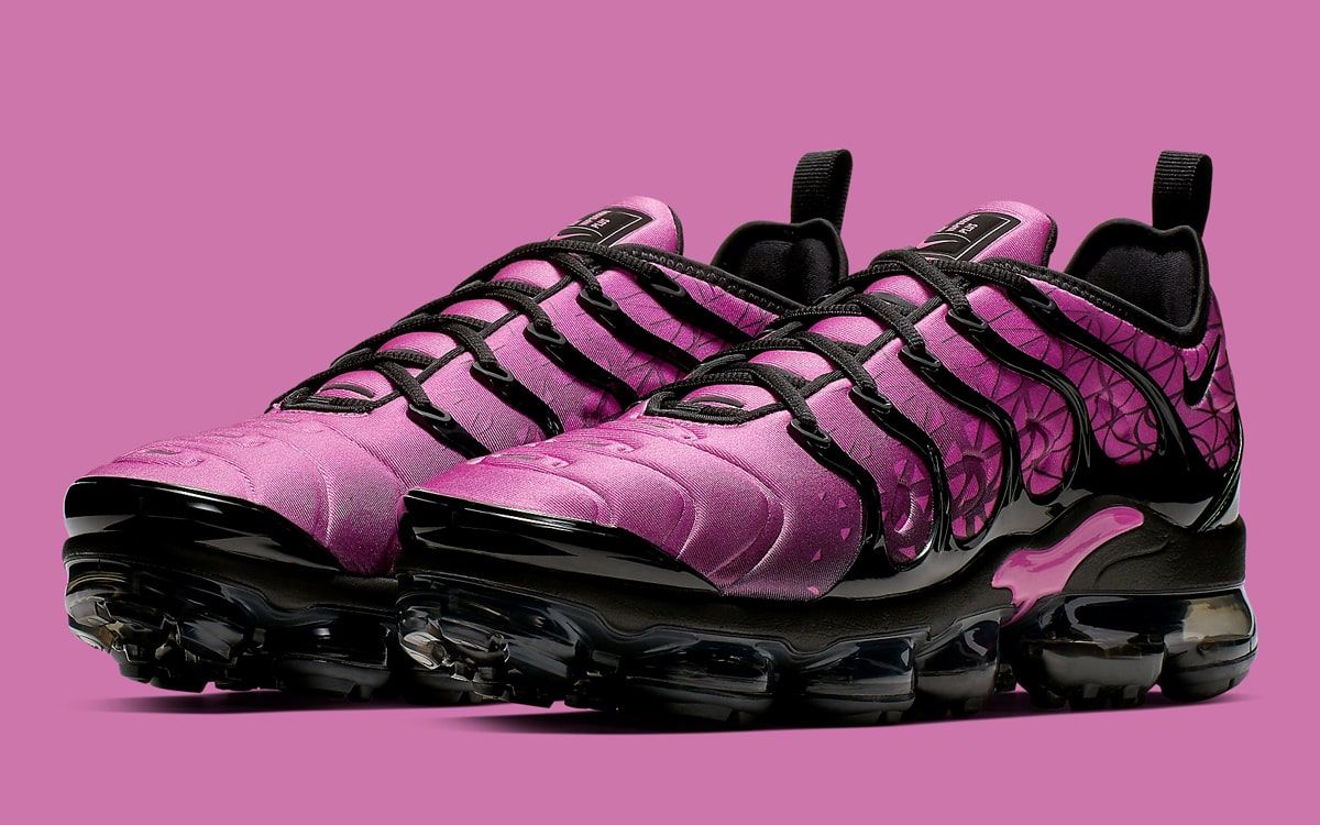 nike vapormax plus black and pink
