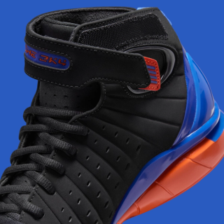 Penny Hardaway's Nike Air Zoom Huarache 2K4 "Knicks" P.E. (SKU: IV0345-001). Photo via Nike.