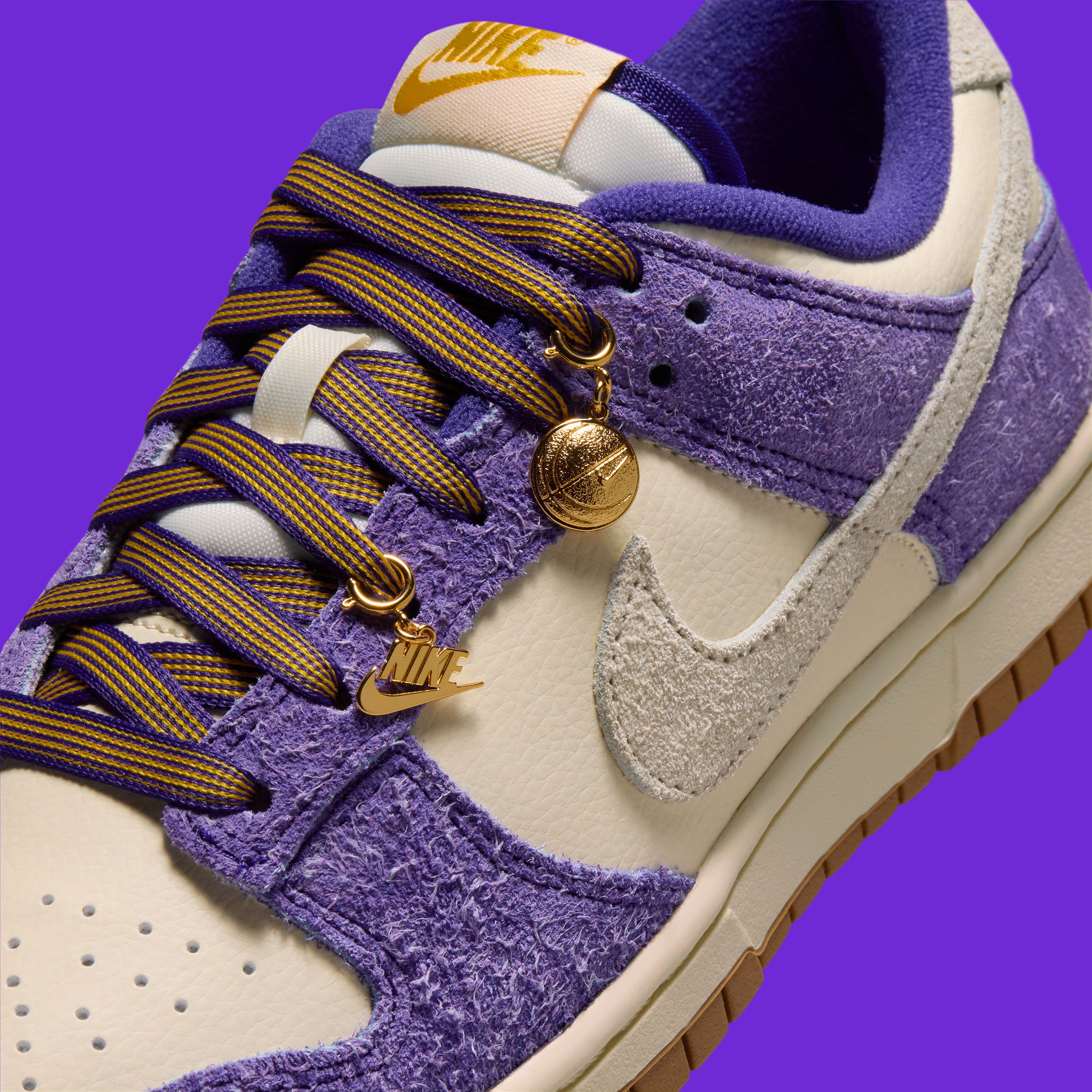 スニーカー 28.5 Nike SB dunk low game  The Nike Dunk Low “Game Day” Laces Up for Tip-Off | House of Heat°