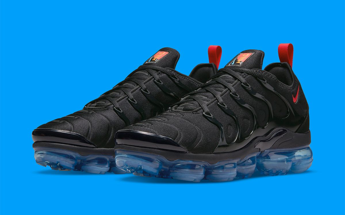 Black and red vapormax womens hotsell