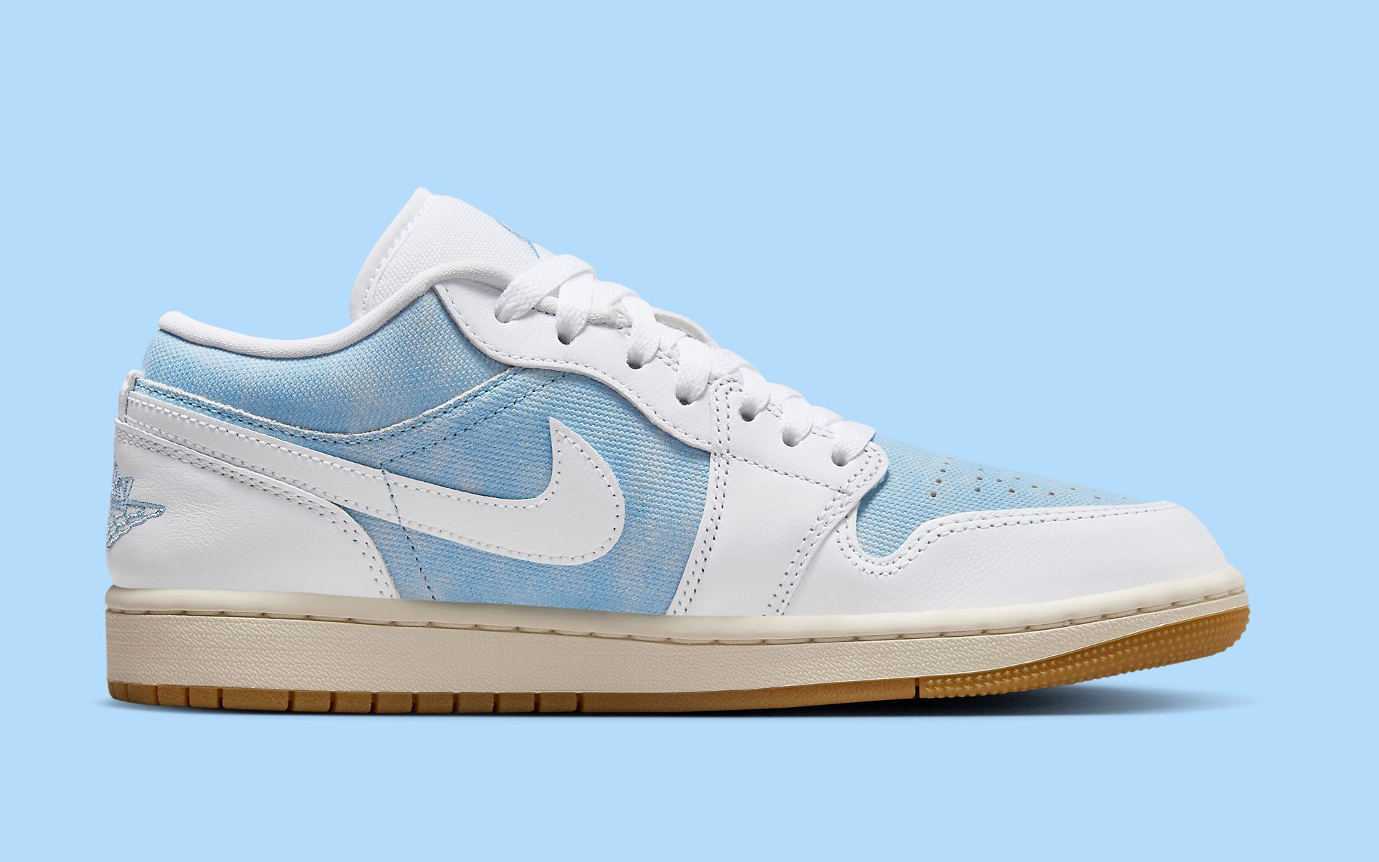 国内配送 NIKE W AIR JORDAN 1 LOW SE WORN BLUE/WHITE-GUM-SAIL Air Jordan 1 Low “Worn Blue” Comes Wrapped in Denim for Fall