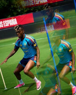 Nico Williams wearing "Breakout" Nike Mercurial Vapor 17. Photo via Nico Williams.