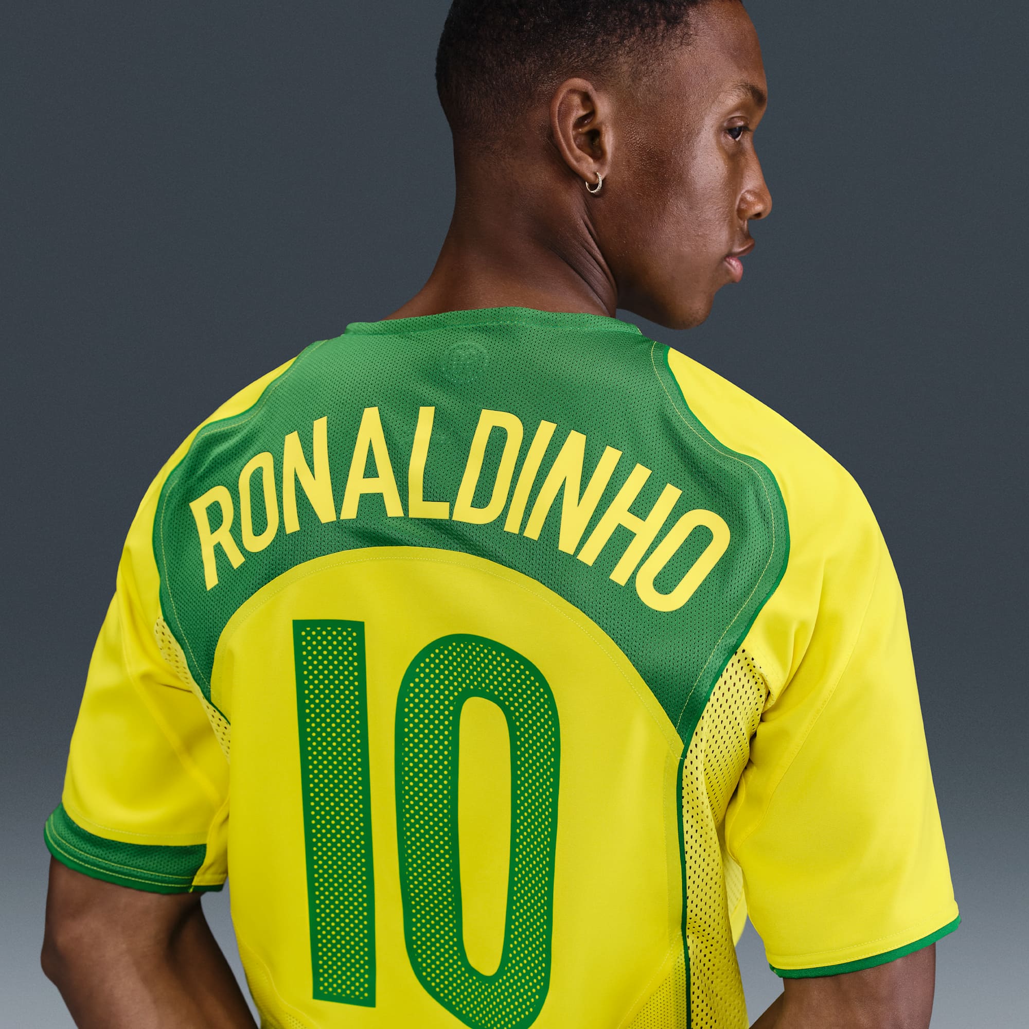 ブラジル代表ユニフォーム Brazil 2004 Reissue 新品未使用 Nike Brings Back the Brazil 2004 Kit and Warm-Up Collection