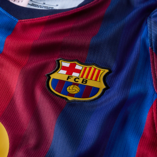 FC Barcelona Crest on 26/27 Home Replica Jersey. Photo via Nike.