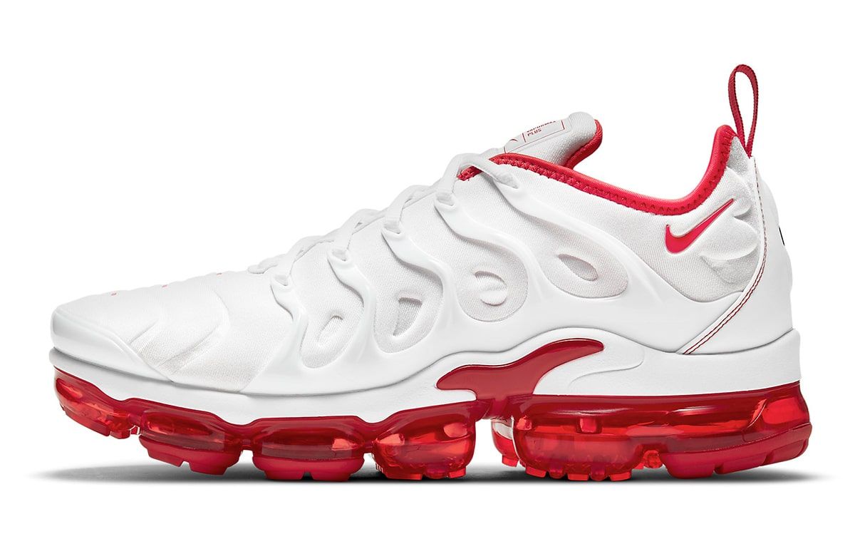 all white vapormax plus