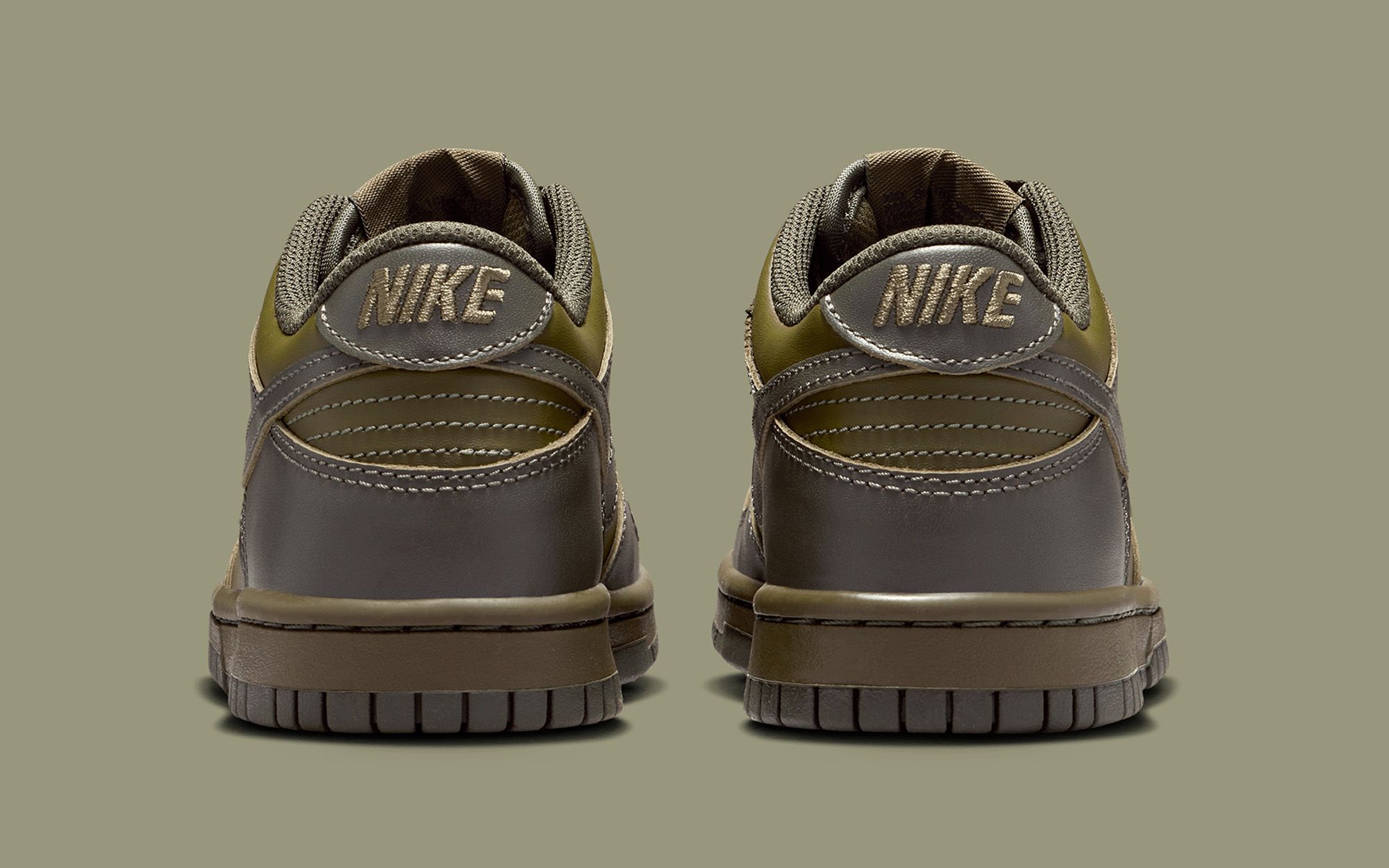 【特別セール品】 Nike Delivers Earth-Toned “Cargo Khaki” Dunk Low for Kids トップス