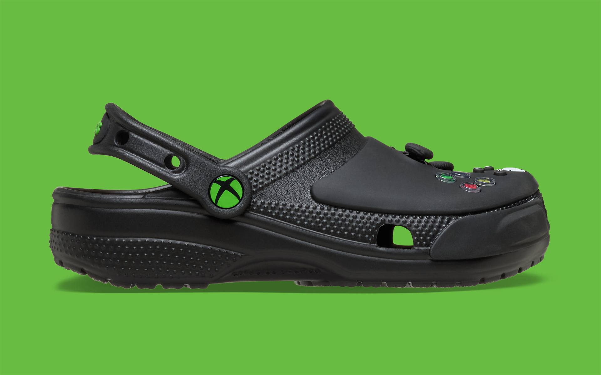 Xbox-Crocs-Classic-Clog-211439-001-02.png