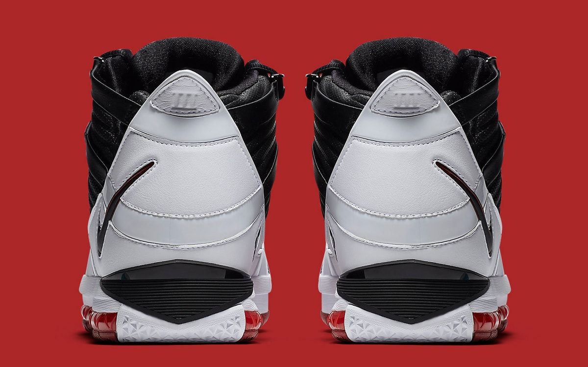 Official Looks at April s Retro of the OG LeBron 3 Home House of Heat